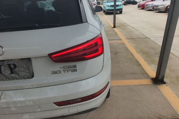 Audi Q3 2017 car image #8