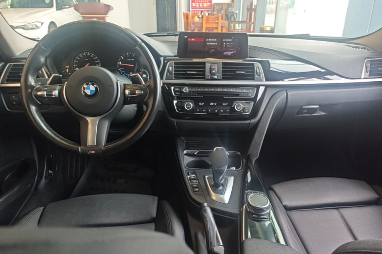 BMW 3 Series 2019 car image #10