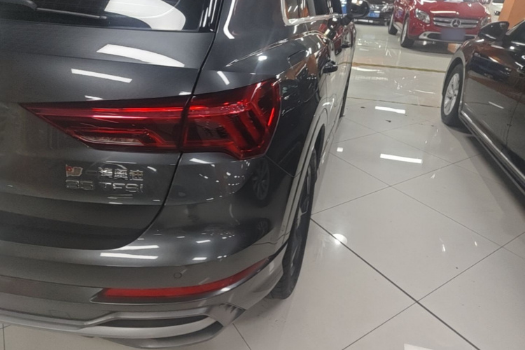 Audi Q3 2023 car image #8