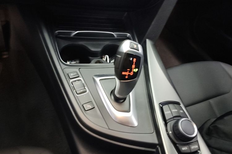 BMW 3 Series 2017 car image #14