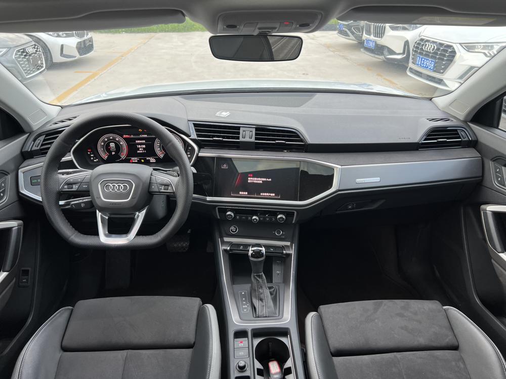 Audi Q3 2022 car image #11
