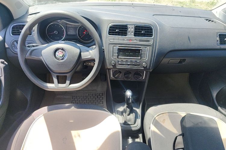 Volkswagen Polo 2015 car image #11