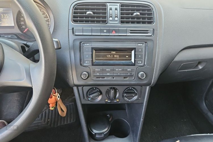 Volkswagen Polo 2014 car image #15
