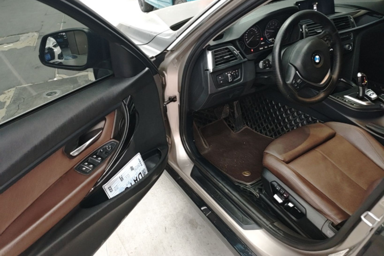 BMW 3 Series 2019 car image #16