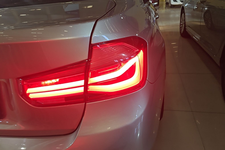 BMW 3 Series 2019 #8 BMW 3 Series 2019 car image #8