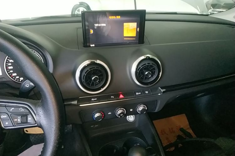 Audi A3 2018 car image #13