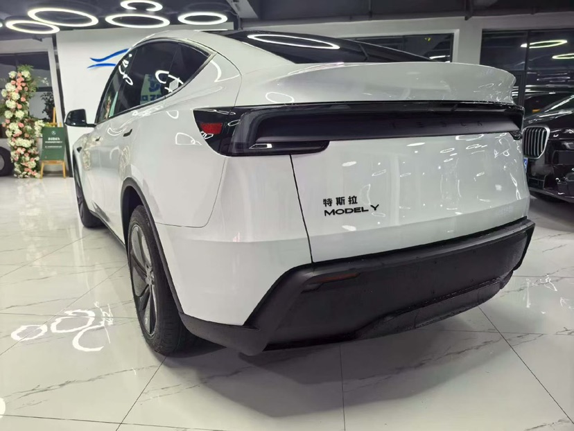 Tesla Model Y 2026 #9 Tesla Model Y 2026 car image #9