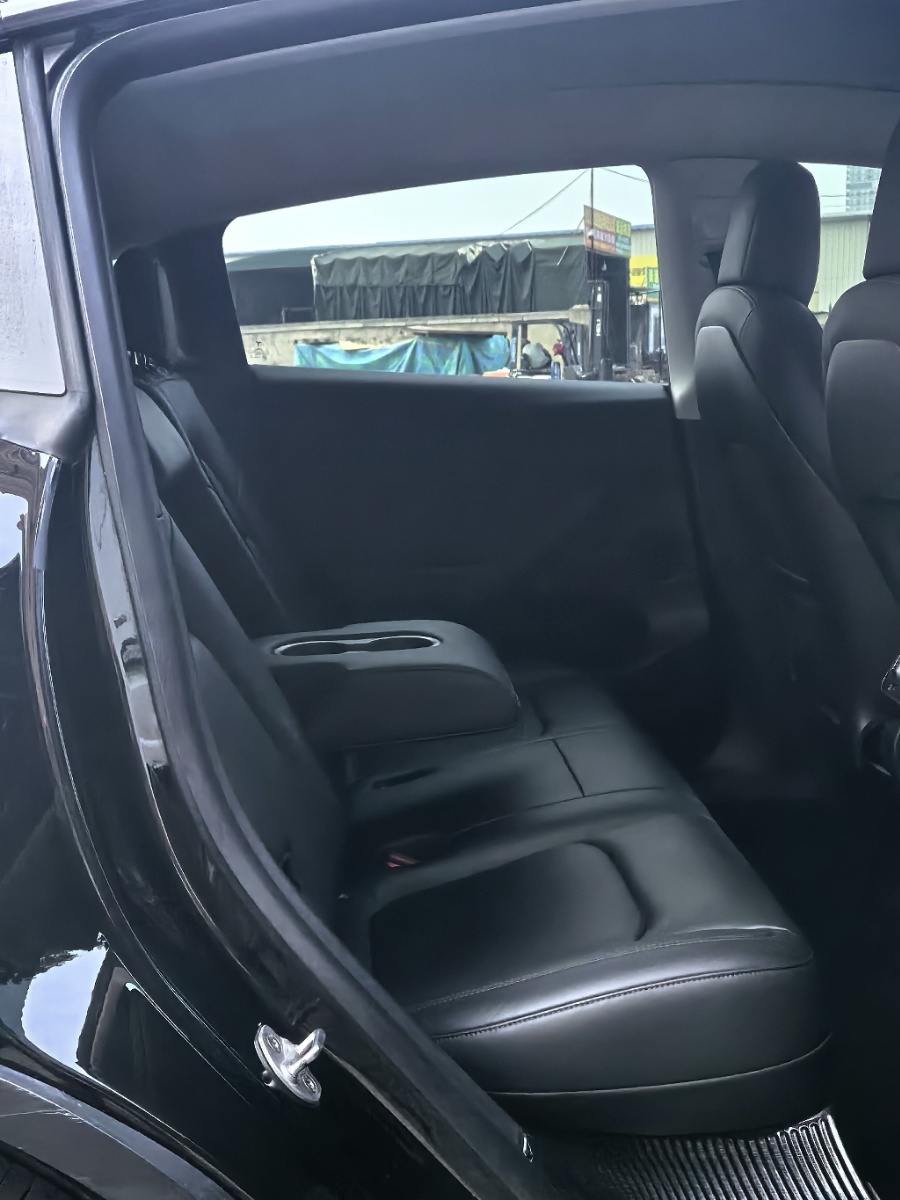 Tesla Model Y 2022 #10 Tesla Model Y 2022 car image #10
