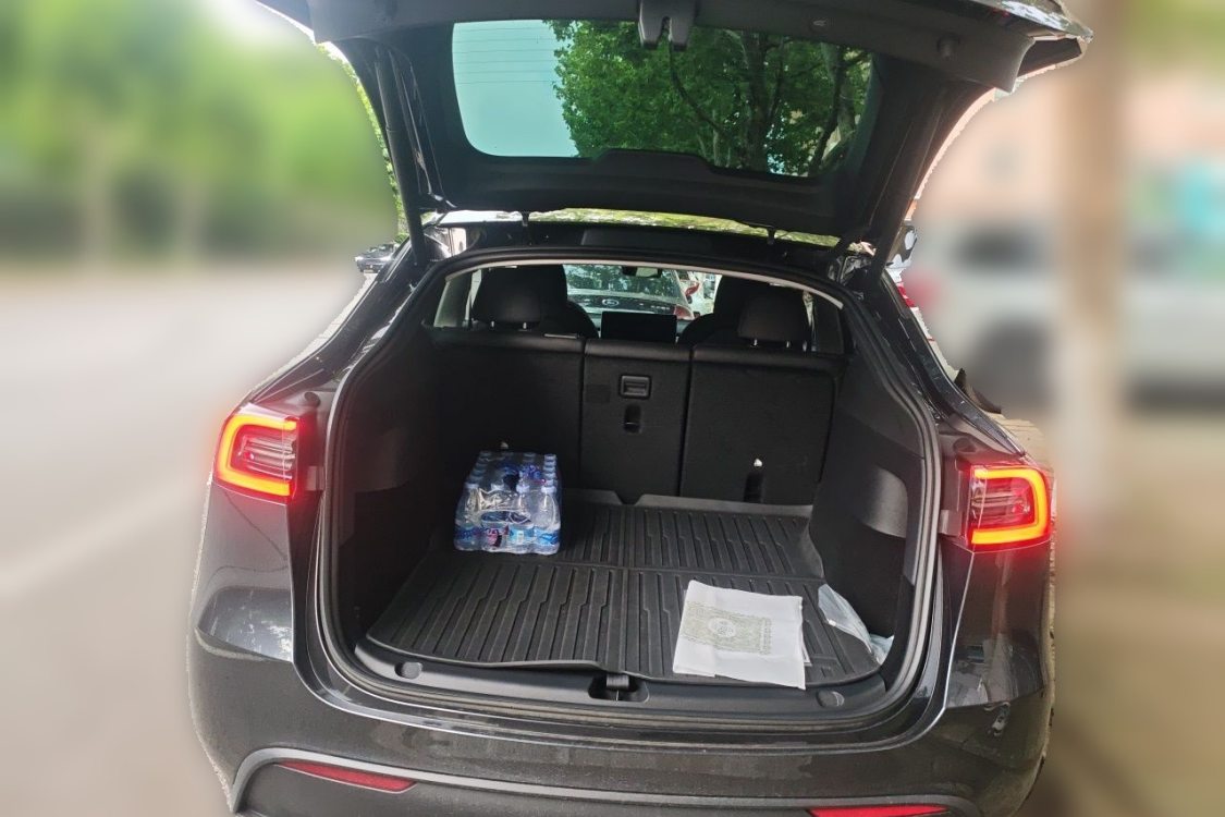 Tesla Model Y 2024 #8 Tesla Model Y 2024 car image #8