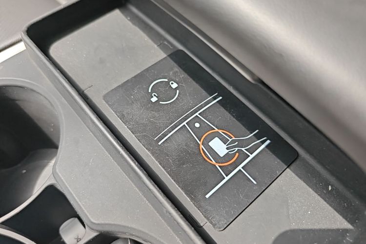 Tesla Model Y 2024 car image #9
