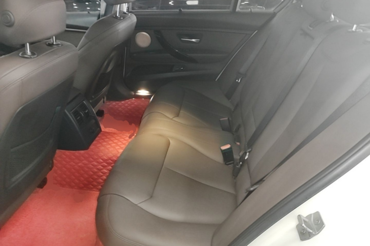 BMW 3 Series 2018 car image #17
