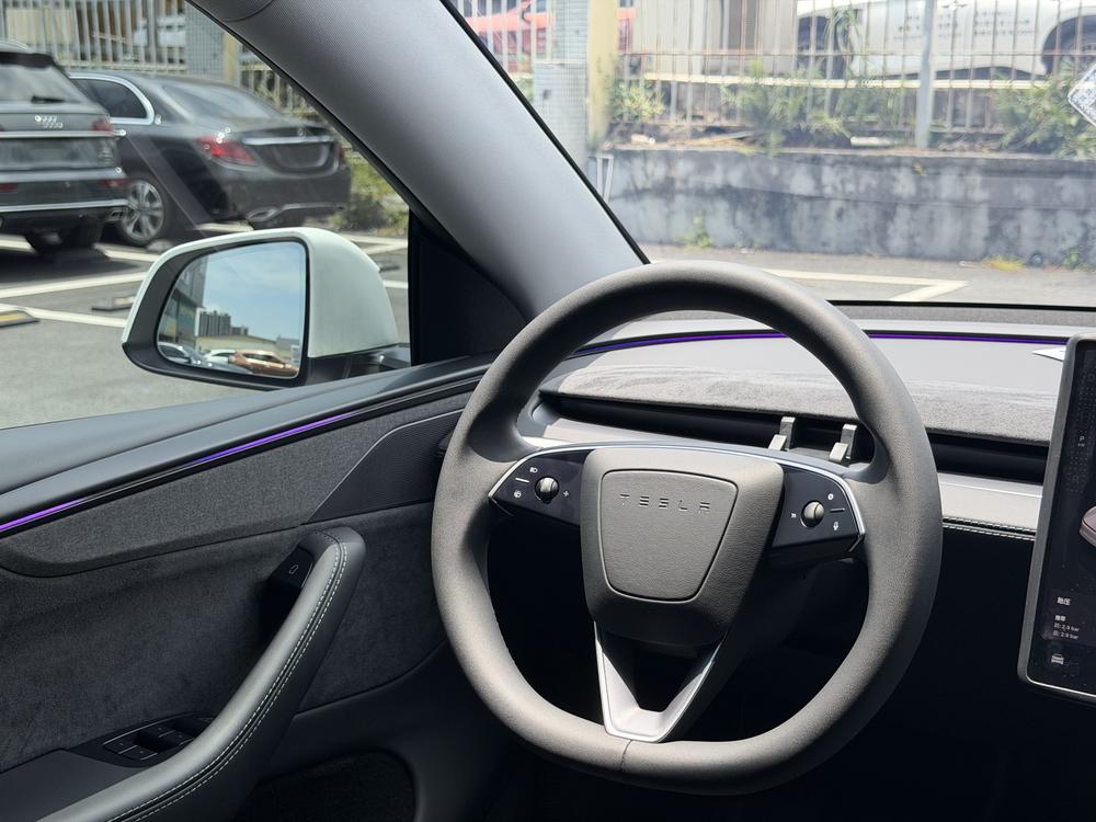 Tesla Model Y 2025 #9 Tesla Model Y 2025 car image #9