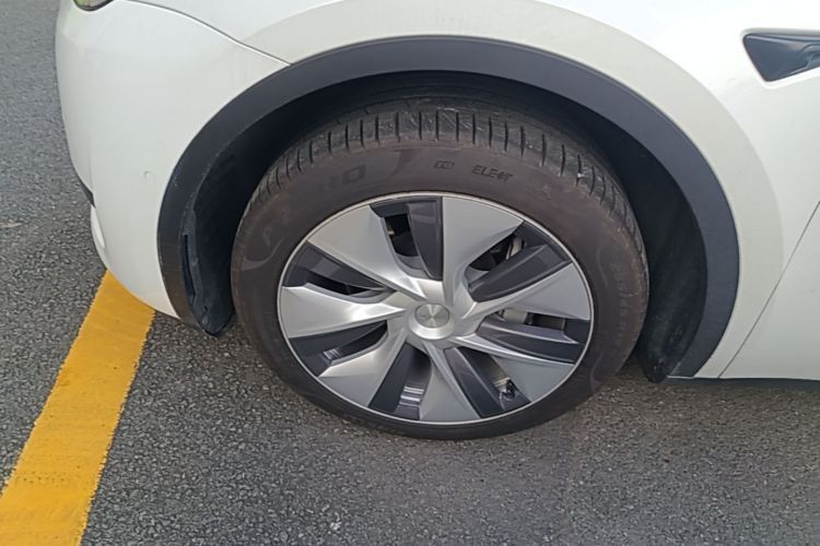 Tesla Model Y 2023 immagine di auto #9