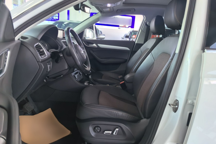Audi Q3 2017 car image #15