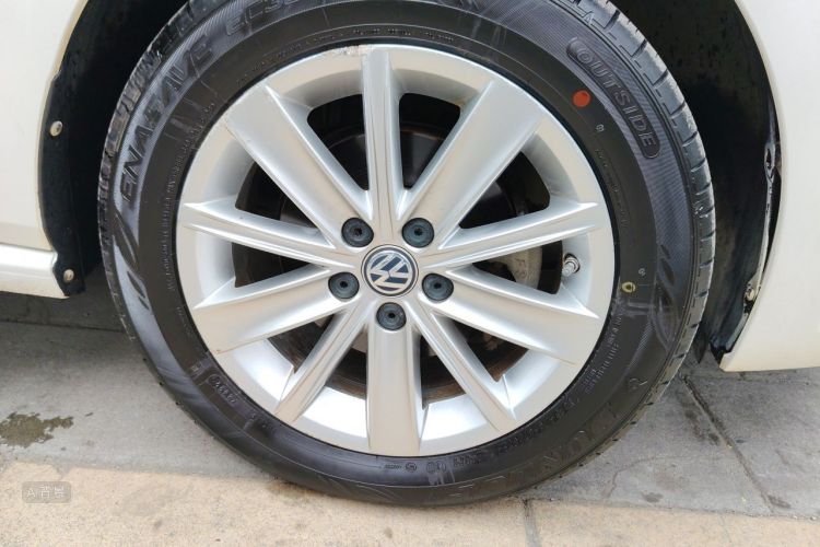 Volkswagen Polo 2015 car image #9