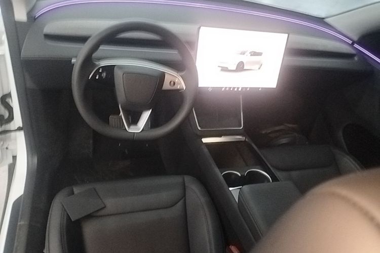 Tesla Model Y 2025 #10 Tesla Model Y 2025 car image #10
