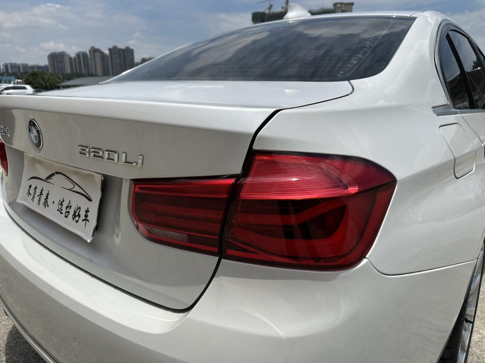 BMW 3 Series 2018 car image #11