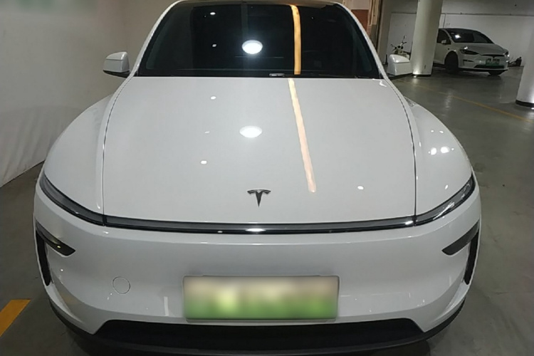 Tesla Model Y 2025 car image #3