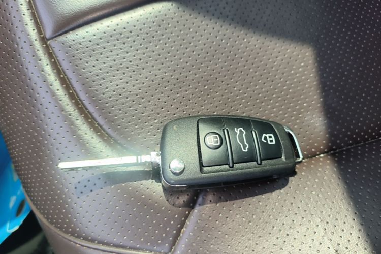 Audi Q3 2022 car image #9