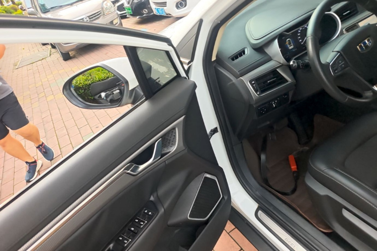 GEELY Emgrand GS 2017 car image #16