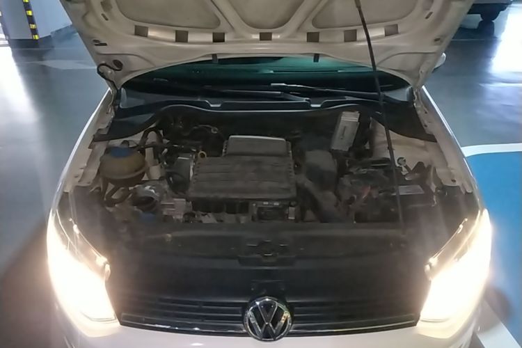 Volkswagen Polo 2015 car image #24