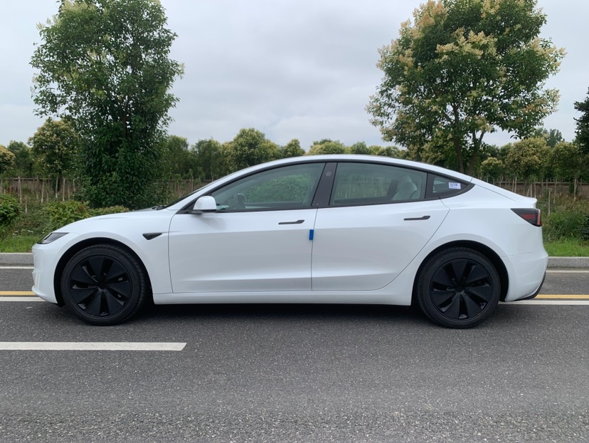 Tesla Model 3 2026 car image #3
