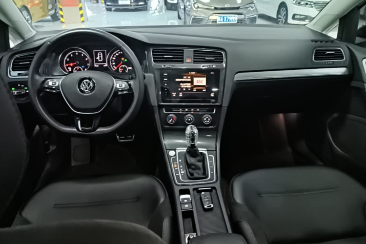 Volkswagen Golf 2020 car image #10