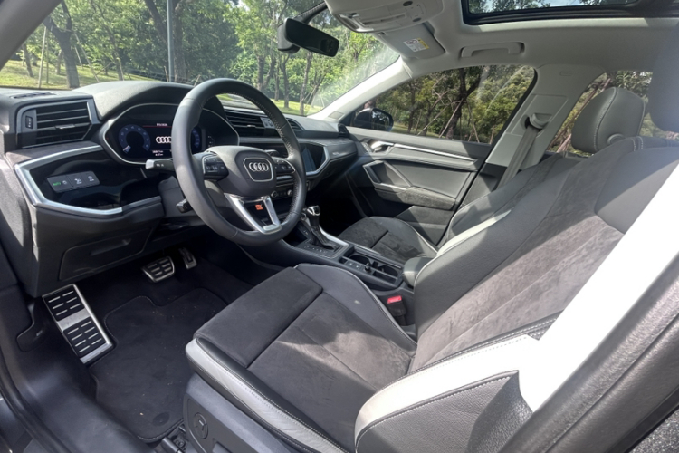 Audi Q3 2021 car image #10