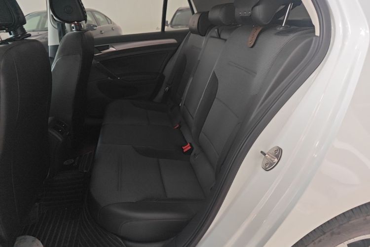 Volkswagen Golf 2018 car image #17