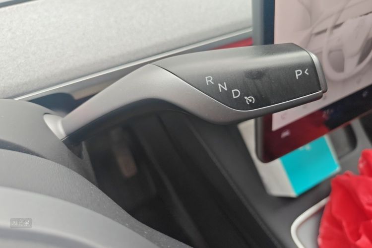 Tesla Model Y 2023 car image #16