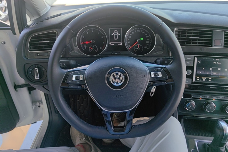 Volkswagen Golf 2018 car image #11