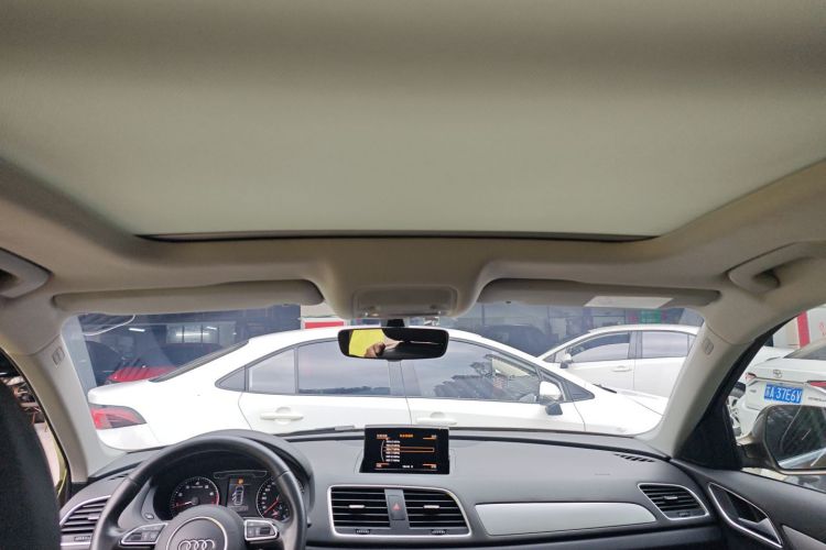 Audi Q3 2019 car image #18
