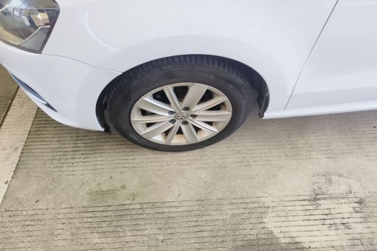 Volkswagen Polo 2015 car image #9