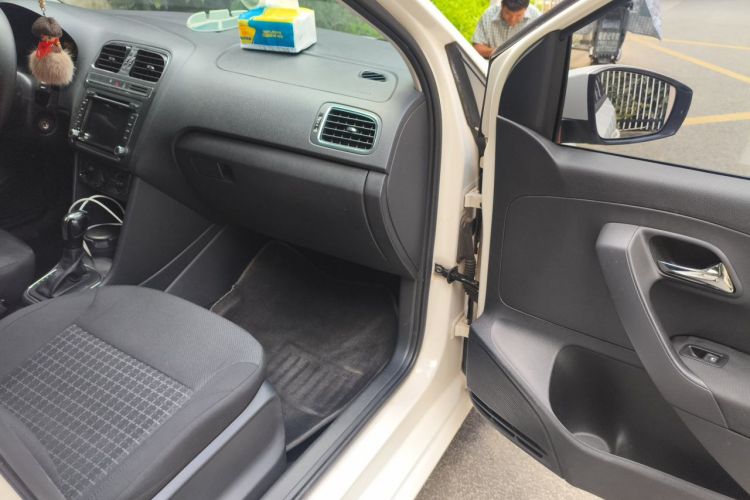 Volkswagen Polo 2014 car image #21