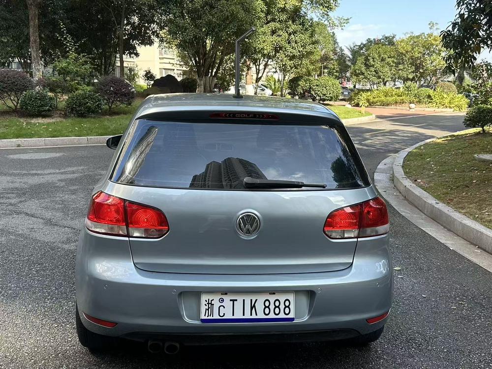Volkswagen Golf 2010 car image #6