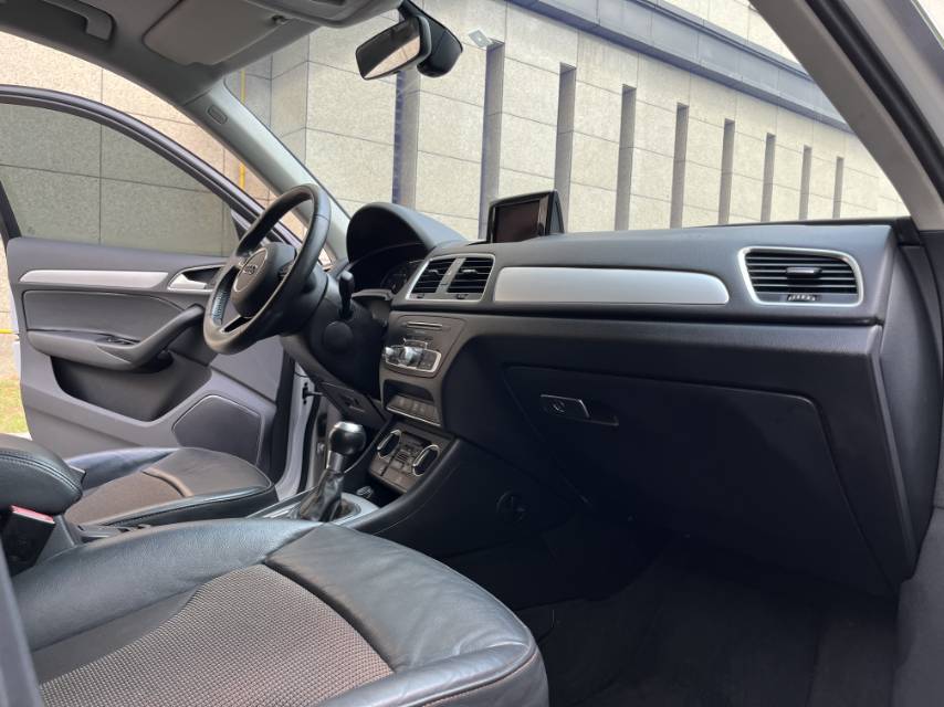 Audi Q3 2017 car image #8