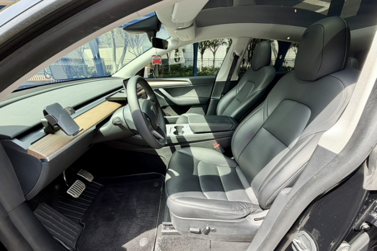 Tesla Model Y 2022 car image #24