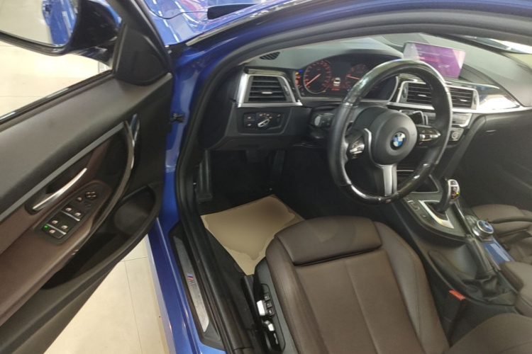 BMW 3 Series 2018 car image #16