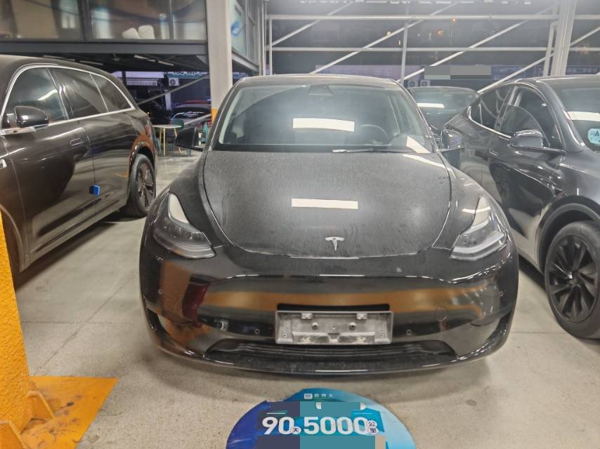 Tesla Model Y 2023 car image #2