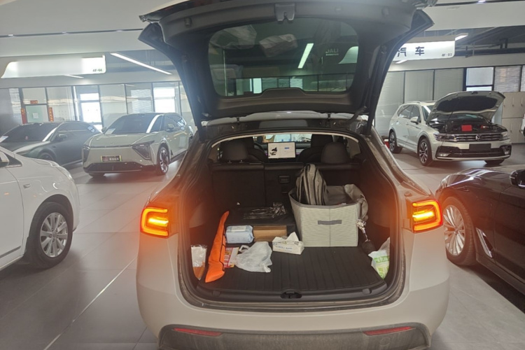 Tesla Model Y 2024 #19 Tesla Model Y 2024 car image #19