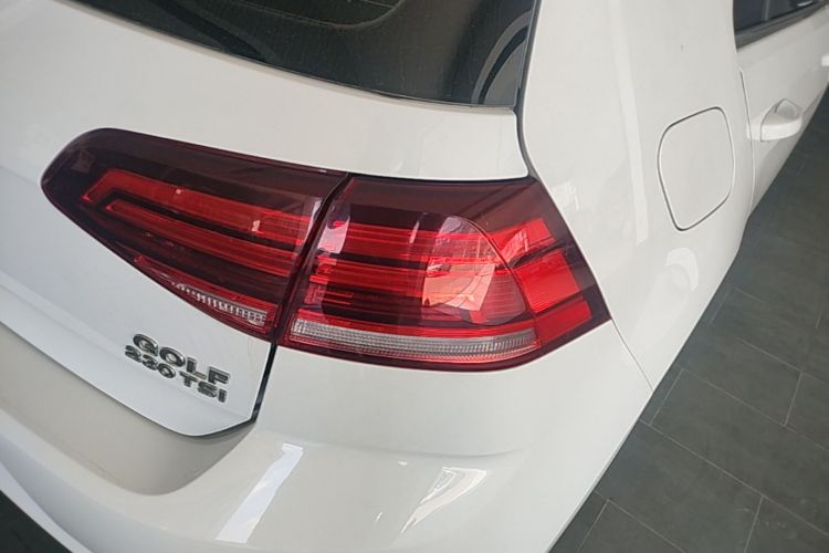 Volkswagen Golf 2018 car image #8