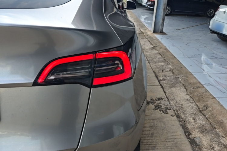 Tesla Model Y 2024 car image #8