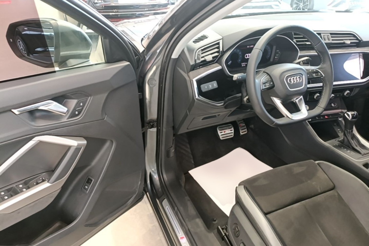 Audi Q3 2020 car image #16