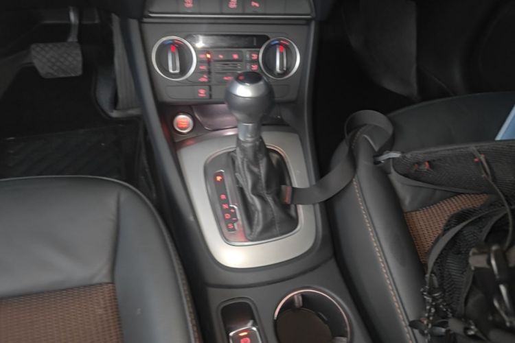 Audi Q3 2018 car image #14