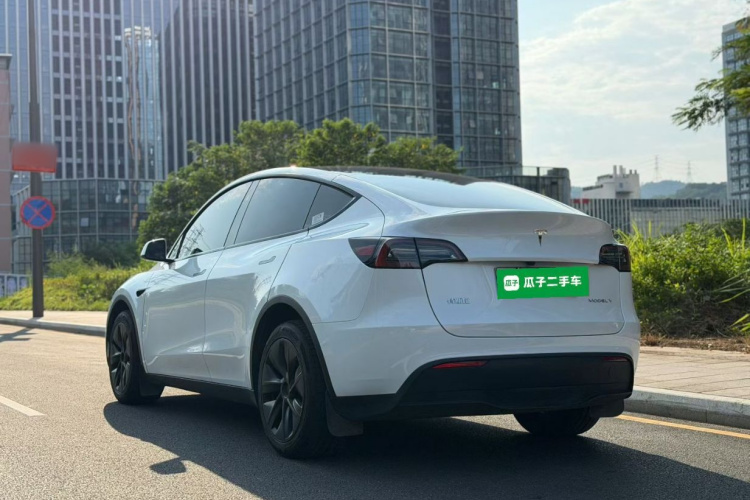Tesla Model Y 2025 #5 Tesla Model Y 2025 car image #5