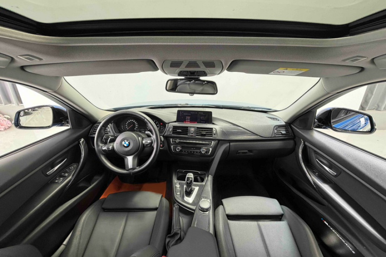 BMW 3 Series 2018 car image #13