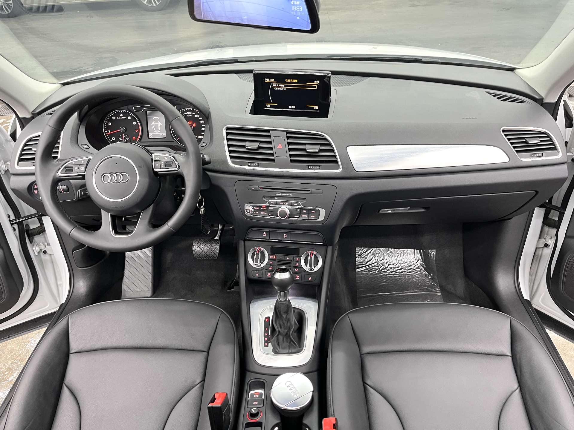 Audi Q3 2014 car image #11