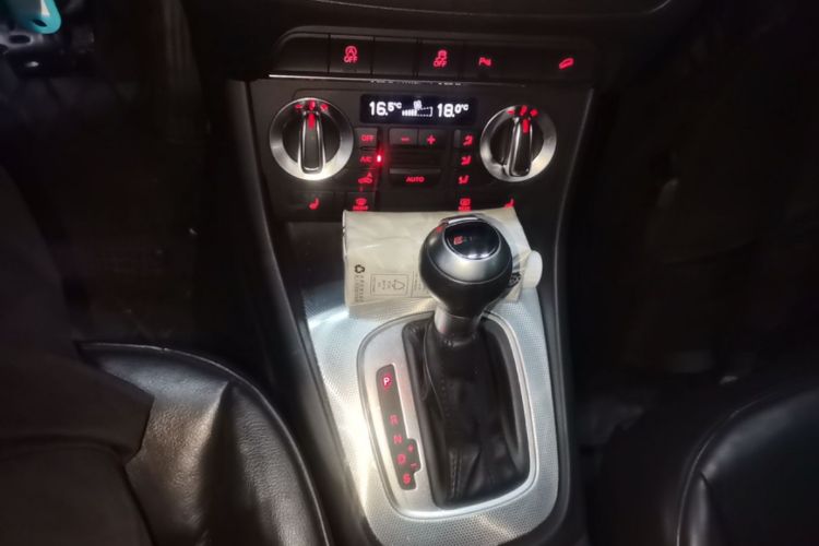 Audi Q3 2016 car image #14