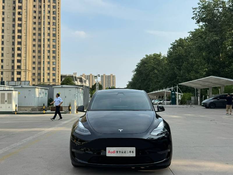Tesla Model Y 2023 car image #2