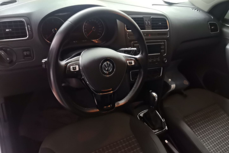 Volkswagen Polo 2016 car image #10